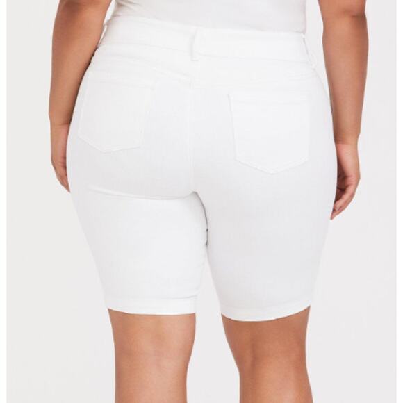 Torrid Shorts Womens 18W Bermuda White Denim Jean Fray Raw Hems Skinny Leg - Picture 3 of 11